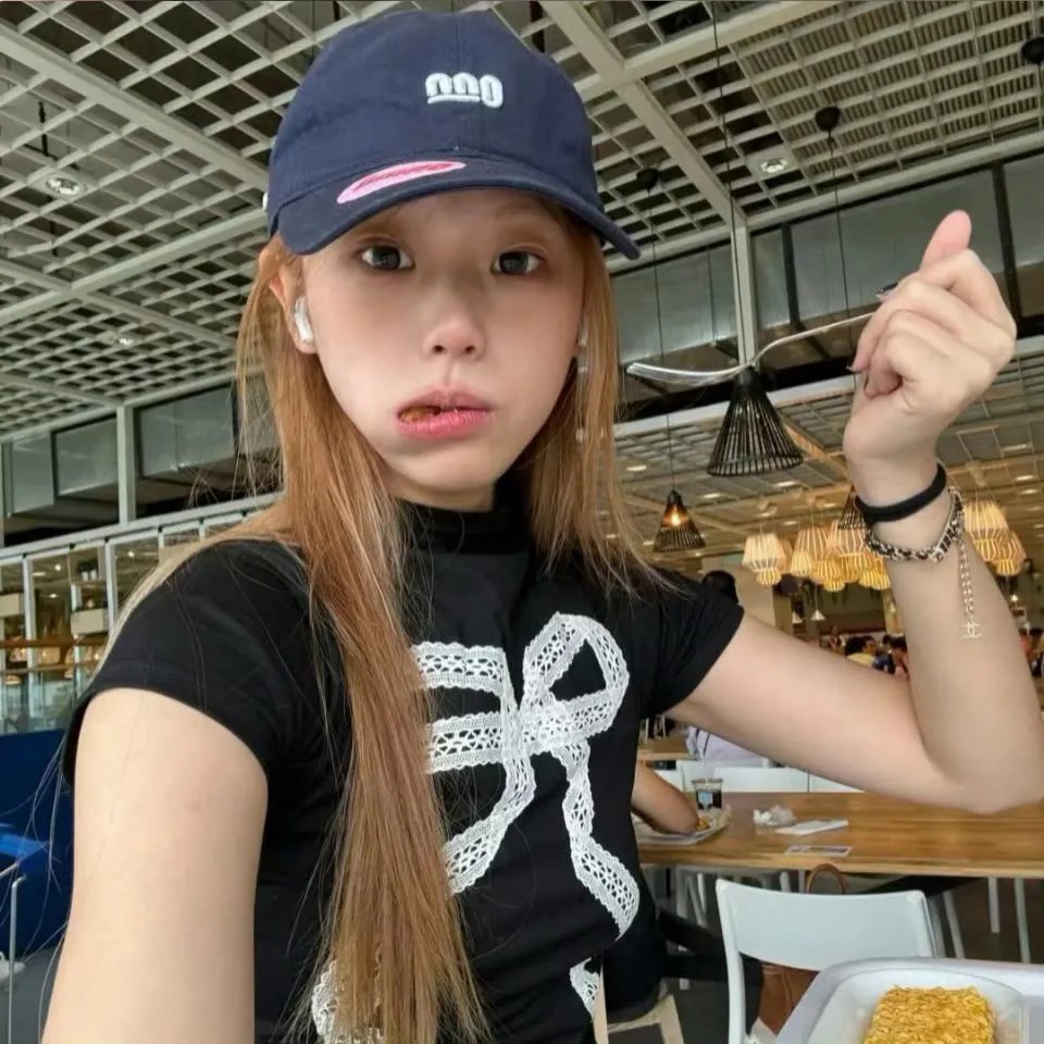 红衣小女孩